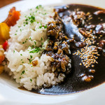 Nord - 魅惑の漆黒カレー。カレーも美味いけど、添えてあるジャガイモやピクルスも美味いんですよねー。