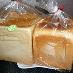 一本堂 - 日本の食パン（1斤） 360円、生クリーム食パン（1斤） 380円