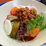 Jun Blend Kitchen - ご飯→キャベツ→色モノと肉味噌 ってな具合の丼
                        サラダとビビンバがタッグを組んだ感じ