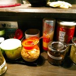 家系ラーメン クックら - 卓上調味料は充実しています。辛くない生姜がスープに良く合う。