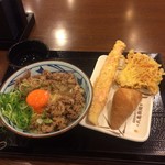 Marugame Seimen - 牛すき釜玉うどん肉2倍盛、ジャンボカニカマ、えのき天、いなり