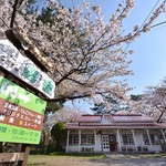 赤い屋根の喫茶店 駅舎 - この看板が目印です。