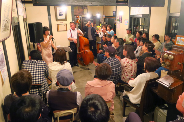 赤い屋根の喫茶店 駅舎（エキシャ） - 芦野公園（喫茶店）の写真