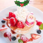 Seaside Cafe LUANA - Christmas Pancakes
                      クリスマス限定パンケーキ
                      フレッシュの苺がまるごと３つ。苺ソースとコクのある生クリームもたっぷり。
                      キラキラのアラザンとメレンゲで出来たサンタがクリスマス気分を盛り上げてくれます。
                      