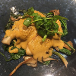 北海道産の牡蠣のグラチネ 牡蠣が大きい。ブラタンのようにソースを焼き付けた一品。 ソースが少し塩味が濃いような気もしましたが、ワインがすすみますね。 茸とほうれん草もたっぷり。