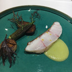 レヴォル - 長崎から届いたハタのポアレ、ソース・ヴェール ハタのジュは入っているのですが、複雑なソースでした。このソースが美味しい。 ハタの火入れも完璧でした。付け合わせの野菜の火入れも絶妙です。