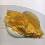 ラ・フルール・ドゥ・ミモレット 目の前で作っていただきました。 今までで一番美味しい。大きなチーズの終わりぐらいが水分がなくなり美味しいそうです。 とてもラッキー。