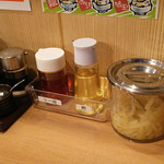 Tonkotsuramenzeroya - 卓上調味料いっぱい！ヽ(≧∀≦)ノ（でも酢生姜の隣に紅生姜って、どっちか片方だけで十分だと思うの。笑）