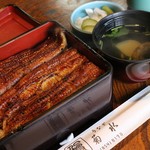 鰻重大串。肝吸いとお新香付き。