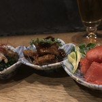 あてまき喜重朗 - あての3点盛り合わせ（ホウレン草とツブ貝のナムル、マグロの生姜煮、明太子のレア焼）880円。