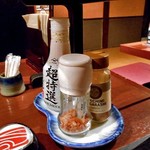 寧々家 - 卓上に常備された調味料類