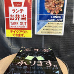 炭火バル 神田岩本町style - その他写真:和泉橋を渡りビル街に入った所にある。
店内はカウンターとテーブル席でこじんまりしてる。外には少しテラス席も。
お昼時はサラリーマン達のランチで賑わってる。満席ではないけど入れ替わり立ち替わりって感じ。