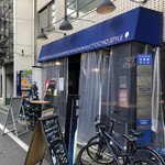 炭火バル 神田岩本町style - 外観写真:和泉橋を渡りビル街に入った所にある。
店内はカウンターとテーブル席でこじんまりしてる。外には少しテラス席も。
お昼時はサラリーマン達のランチで賑わってる。満席ではないけど入れ替わり立ち替わりって感じ。