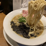 荒町商店中華そば ふじやま - こちらは白ふじより若干太めの麺