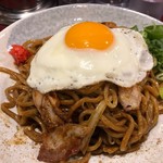 油焼きそば専門店 りょう - 豚焼きそば（大）に目玉焼きトッピング