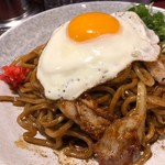 油焼きそば専門店 りょう - 豚焼きそば（大）に目玉焼きトッピング