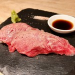 和牛炙り寿司×チーズ料理　肉バルミート吉田 - 和牛の炙り握り 一貫 350円