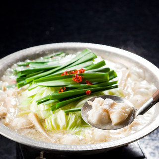 Our restaurant's award-winning [Hakata Motsu-nabe (Offal hotpot)] is delicious because it uses high-quality domestic beef offal!