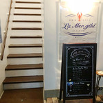 ラ・メール・ギキ - 1階にはメニューボードを掲示