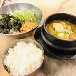 赤坂韓国料理・焼肉 兄夫食堂 - 牛肉味噌チゲ＋ミニビビンバ
