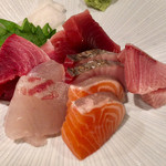 めしの助 - 左上の赤身から時計回りに、①スマ ②鰹 ③鰤 ④サーモン ⑤鯛 、中央に⑥鰆