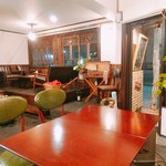 BENCH - あの窓枠が年代物みたいですね(*´ー｀*)