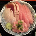 Etsubo - 笑壷定食 1000円 のタイ、鰹のたたき、マグロ、中落ちの刺身