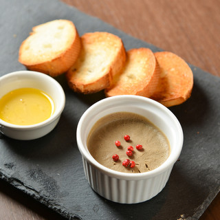 バケットが進む“レバーパテ”。臭みのなさ、滑らか食感が秀逸◇