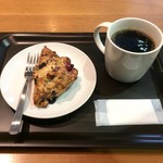 スターバックス・コーヒー - ホットのドリップコーヒー（トールサイズ）と、ミックスベリーのアメリカンスコーン