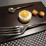 レストラン バカール - ウズラの小さな目玉焼きのモーニングセット　フォークと並べて1