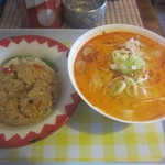 サバーイ - Bランチ700円　トムヤムラーメンと焼き飯