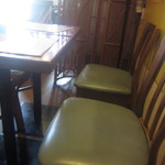 Sabai - 店内のテーブル席