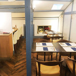 ラ・メール・ギキ - テーブルを中心に小さなカウンターも