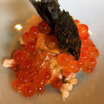 鮨し人 - 香箱の身と内子と外子を混ぜたシャリの上にイクラとウニ！の小丼