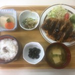 ななっこ - 2018/12/20はトンカツ定食。ソースたっぷりかけたら「あーびっくりした！真っ黒に揚げすぎたかと思たわ！」んなわけないって…^^;