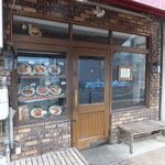 洋食の朝日 - 上の方に招き猫さん　店頭の縁台に座って待てます