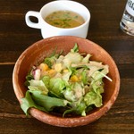 スペインバル バル akiba - セットのスープとサラダ