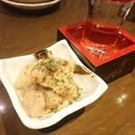 飲んべぇ食堂 らくだ屋 - お通しと日本酒