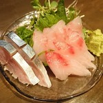 飲んべぇ食堂 らくだ屋 - お刺身２点盛(〆鯖、いさき？)