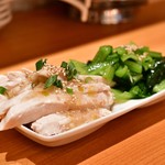 曾さんの餃子 - 【二種盛り】[手前]蒸鶏のねぎソース@390円