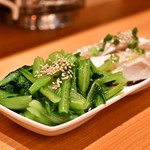 曾さんの餃子 - 【二種盛り】[手前]青菜の塩ナムル@390円