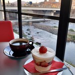 エフィッシュ - ベリーとホワイトチョコムースのショートケーキ＆コーヒー