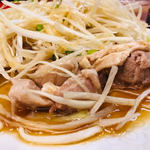 上海飯店 - 大量ネギの下に蒸し鶏！