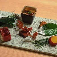 肉亭ふたご iki 本郷三丁目店 - 「季節の彩り盛合せ」　白子　薩摩芋　薩摩揚　和牛棒寿司　生麩蒲焼き