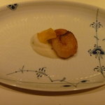 リストランテ ラ・バリック トウキョウ - 小さな前菜：ホタテのグリル　インカの目覚めフリット乗せ