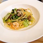 小海老と兵庫産マッシュルームとタイニーシュシュの白ワイン風味 スパゲッティーニ