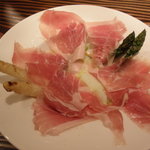 ２色アスパラガスの炭火焼き　温泉卵とパルマ産生ハム添え