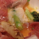 ２色アスパラガスの炭火焼き　温泉卵とパルマ産生ハム添え；アップ