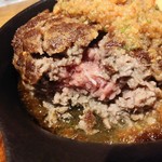 Tokyo Rice Wine - 黒毛和牛の絶品ハンバーグ1,290円を梅しそジンジャー断面図