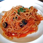 イタリア料理＆バール たんと - 若鶏とオリーヴのトマトパスタ